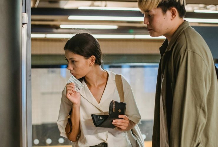 dos personas sacando los tickets del metro